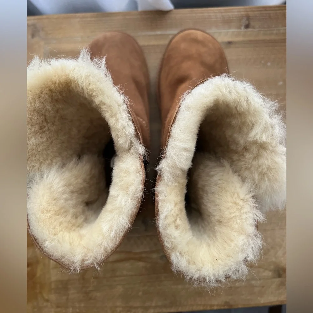 UGG Bailey Button II Sheepskin-Lined Suede Boots Women’s Size 6 in Chestnut